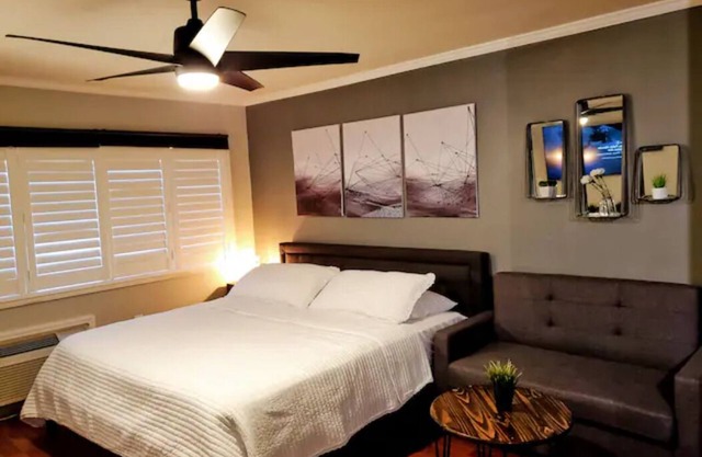 Studio walking distance to Stadium & Nightlife!