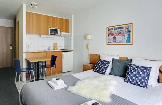 Studio with double bed for 2 pers in Eastern district; Les Lilas
