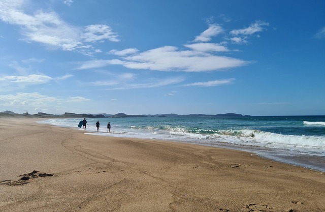 Studio with fabulous views over Pataua South & coast. Open spaces. Boat parking.