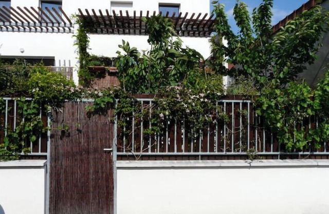 Studio with garden in a quiet setting just outside Paris
