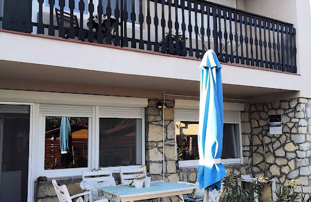Apartamento vacacional con una gran terraza y vista a las montañas