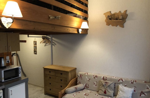 Estudio con altillo situado en las laderas