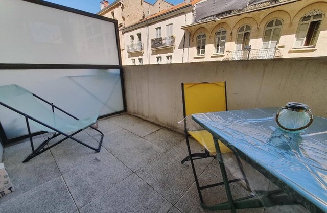 Studio with pleasant terrace, 10 min walk from the Comédie and 3 min from the station