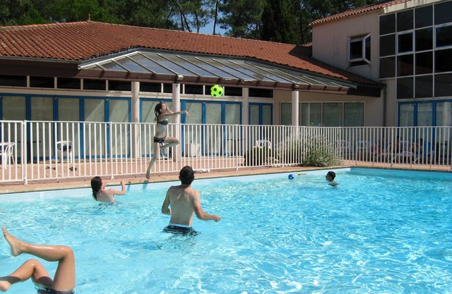 Estudio con piscina y bonita terraza de madera con vistas al pinar.