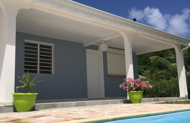 Estudio con piscina junto al mar.