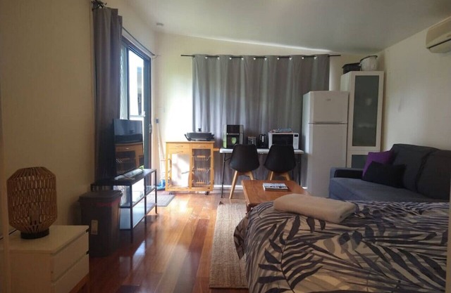 Studio with Queen bed and Free parking