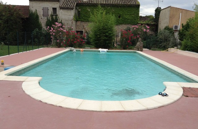 Estudio con piscina en Provenza, adaptado para discapacitados.