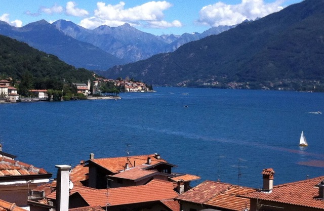 Estudio con vista panorámica al lago de Como.