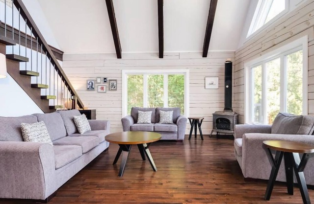 Stunning waterfront getaway w/ hot tub, sleeps 10!