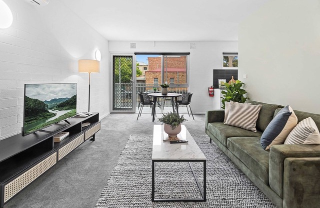 Stunning 1-Bed Ground Floor Unit with Front Yard