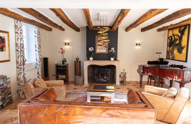 Stunning 17th century farm house, close to Paris and Versailles, with pool!