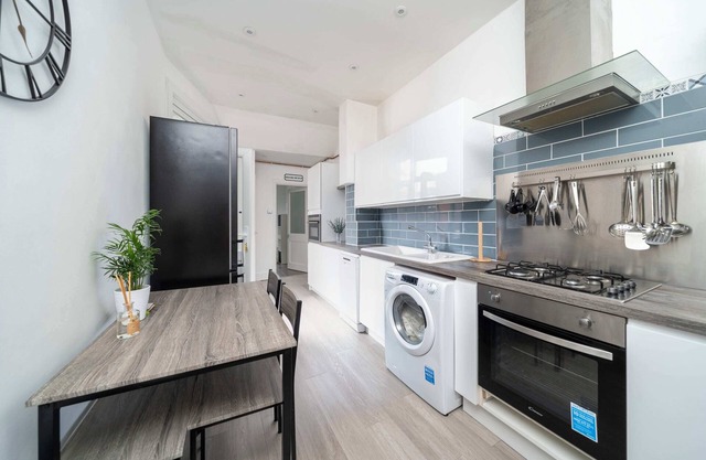 Stunning 1BR Flat with Private Garden