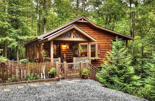 Stunning, 2/2, hot tub, fenced, pet friendly, paved roads, WIFI, ADULT ONLY.