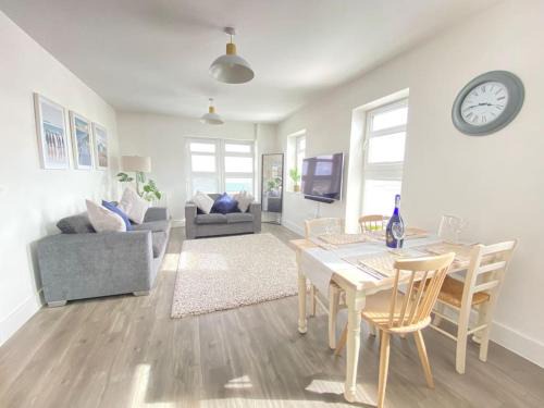 Stunning 2 bed, water front Poole Quay Apartment.