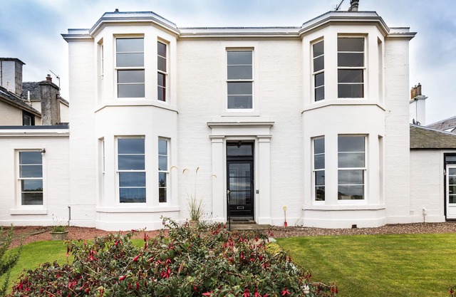 Stunning 2 bedroom property with outstanding sea views, beautiful private garden and parking.