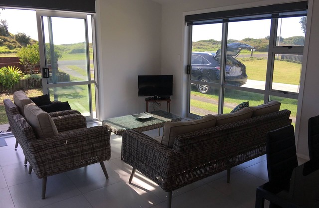 impresionante casa de vacaciones de 2 dormitorios y 2 baños con una caravana kiwiana para camas supletorias