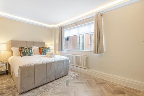 Stunning 2 Bedroom Apartment with Private Balcony and AC