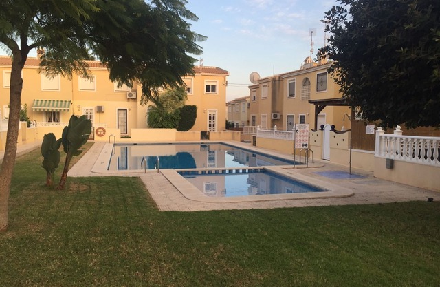 Impresionante apartamento de 2 dormitorios en la piscina con gran espacio exterior