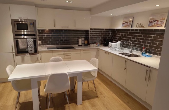 Stunning 2 bedroom apartment, sea view & 2 minutes to beach. Sleeps 6 people.