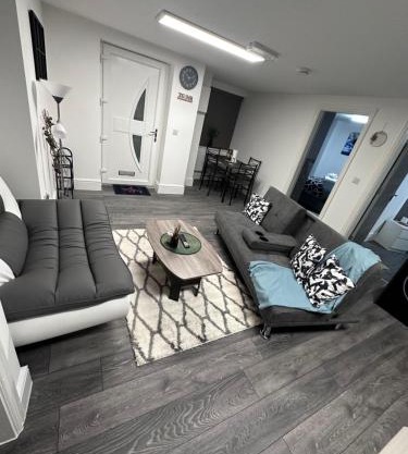Stunning 2-flat in Leicester!