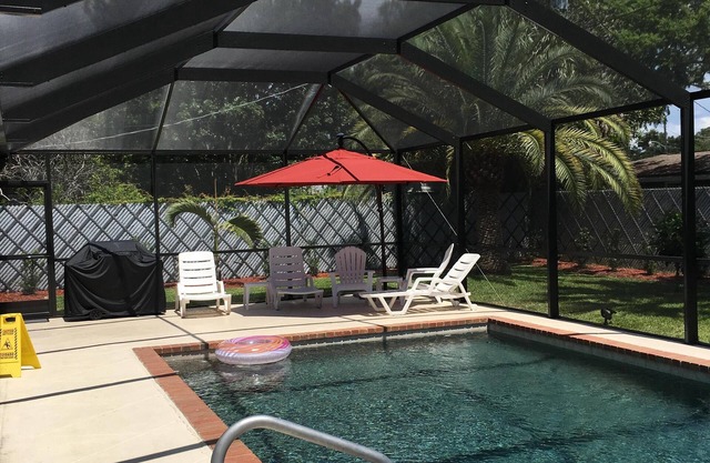 Todo recientemente remodelado, 2 habitaciones con piscina privada climatizada, cerca de Siesta Key