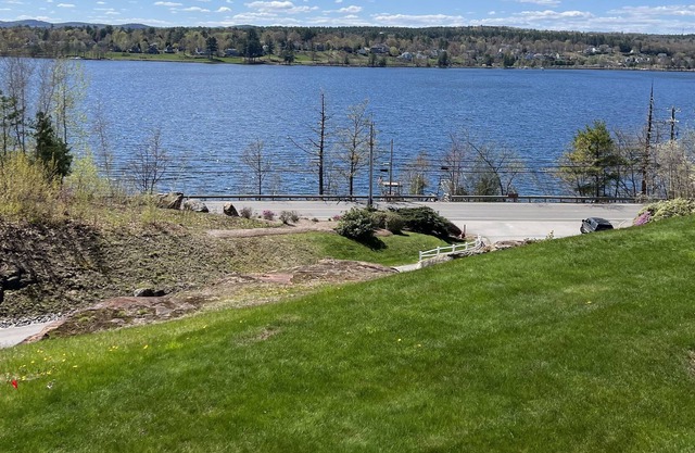 Stunning 2br/2ba lake view sleeps six in Weirs