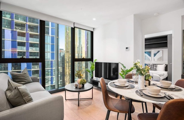 Stunning 2BR Apartment in Melb CBD w/ Pool and Gym