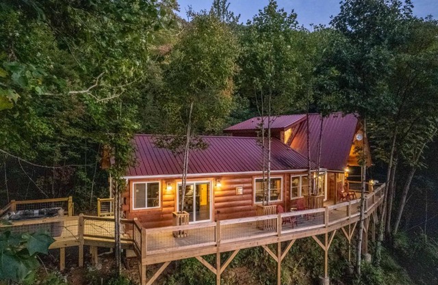 Stunning 2BR Cabin with Mountain Views
