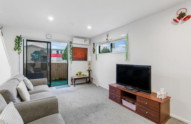Stunning 2BR in Kelston - WIFI - Carpark