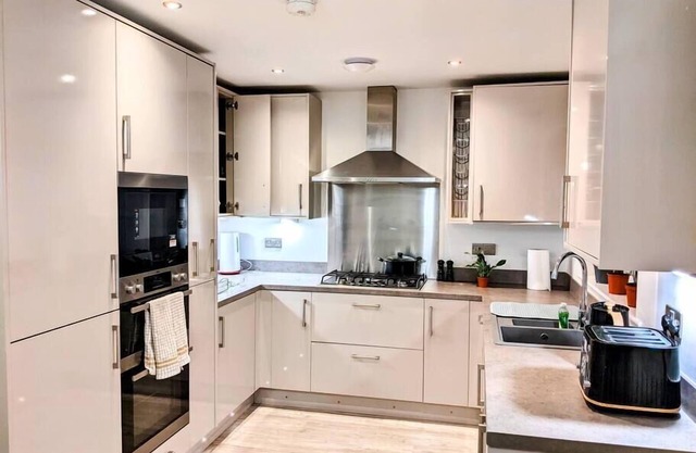 3 Bed House- contractors and Relocators Darlinton Park for 2 cars