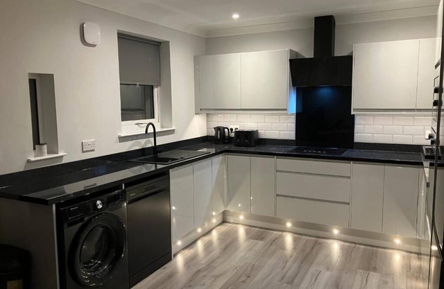 Stunning 3 Bedroom, 2 Bathroom West End House with Free Parking and Wi-Fi