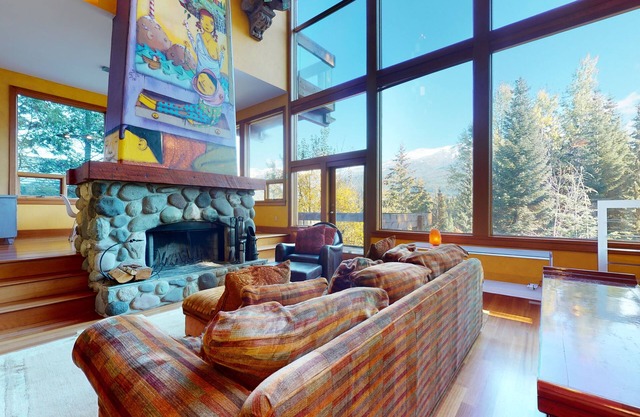 Stunning 3 Bedroom / 3.5 Bathroom Blueberry house with breathtaking Mountain Views