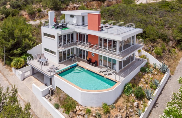 Impresionante villa de cristal de 3 dormitorios con vistas panorámicas y piscina infinita