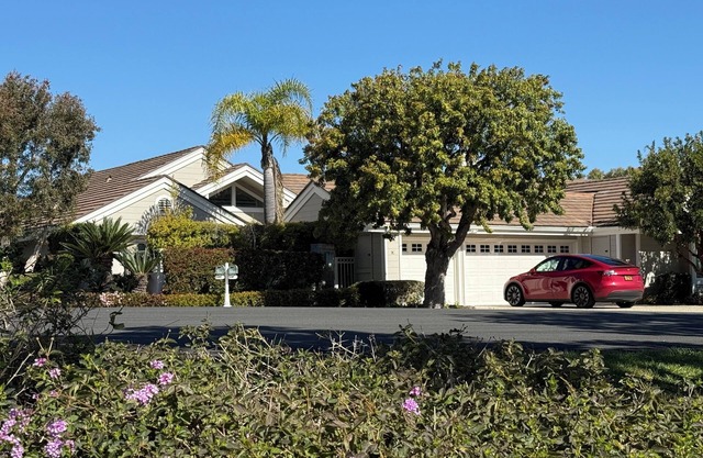 Stunning 3-bedroom house in delightful Irvine w panoramic views & modern decor.