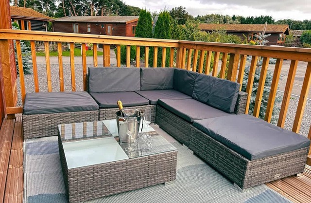 Stunning 3 Bedroom Lodge With Hot Tub in York