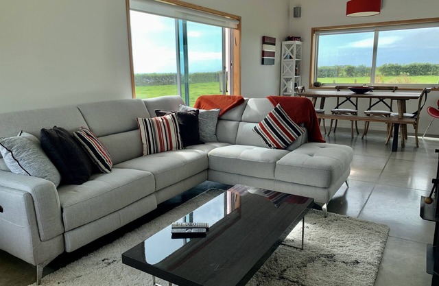 Stunning 3 Bedroom Seaside Bach on the Coastline