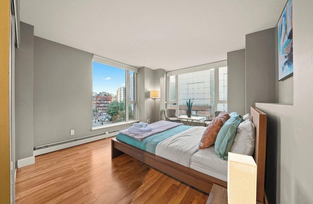 Stunning 3-BR in Downtown with Free Parking!