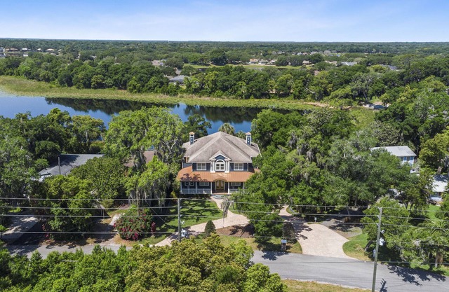 Stunning 3 story lake house-Private lake access-Hot Tub-Canoe-Pool Table