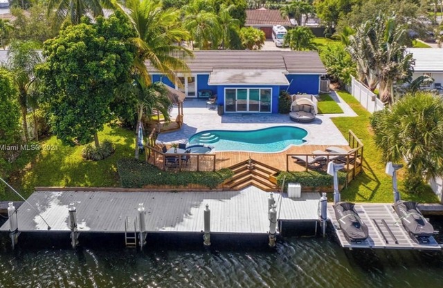 Stunning 3bdr, water front, amazing view, hot tub, pool!!! Close to the beach!