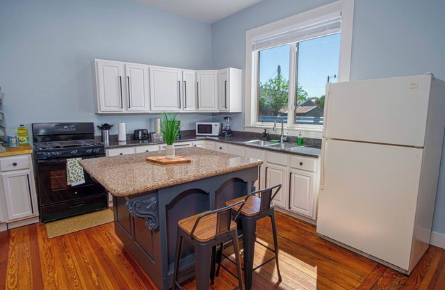 Stunning 3br/2ba Haven in Downtown's Heart