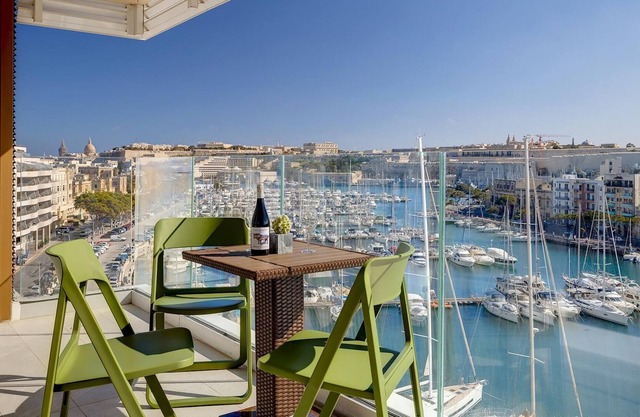 Stunning 3BR Apartment with Marina Views
