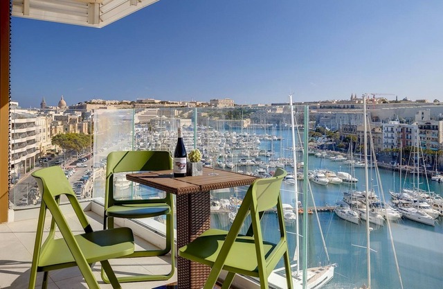 Stunning 3BR Apartment with Marina Views