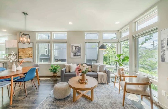 Stunning 3BR Modern Designer TH @ UW & GreenLake