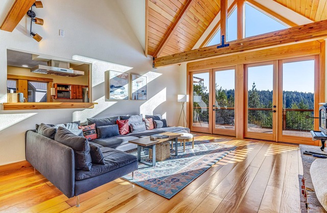 Stunning 3BR with ridge top views, trails, & hot tub on 10 acre property