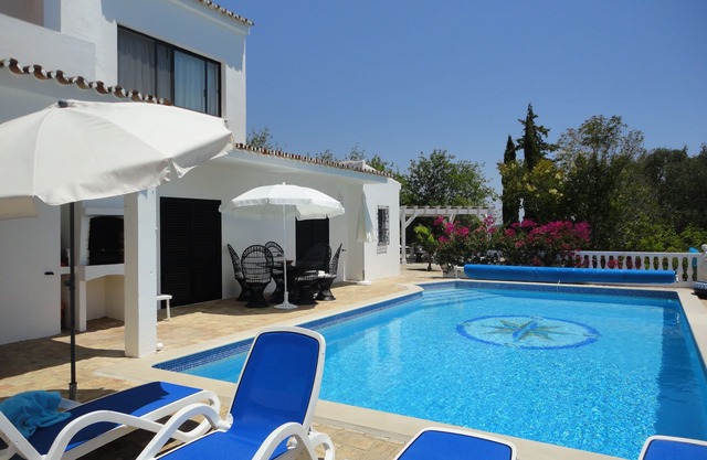Villa de 4 dormitorios con piscina, ideal para familias, en una colina detrás de Faro, excelentes vistas.