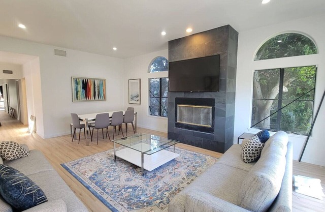 Stunning 4 Bedroom, 1 block to the Beach!