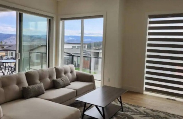 Stunning 4 Bedroom House, City and Lake Views