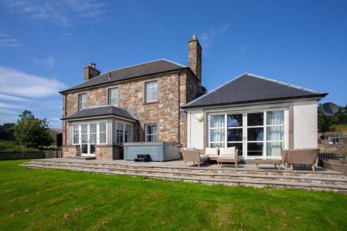 Stunning 4 Bedroom Farmhouse