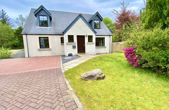 Stunning 4 Bedroom House - sleeps 8. WiFi, SkyQ, Enclosed Garden, Child Friendly
