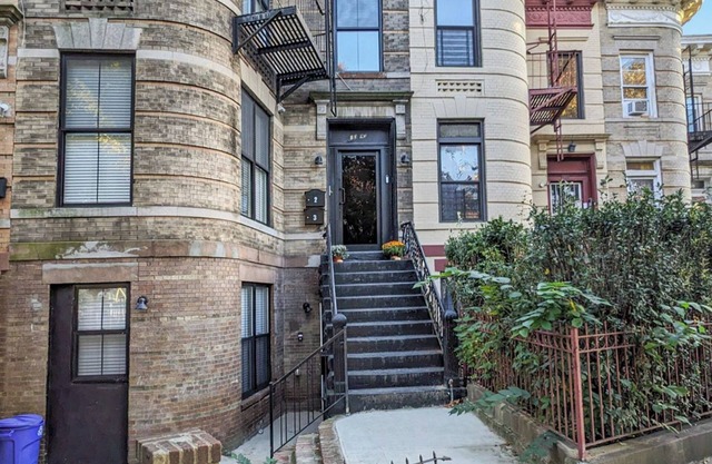 Stunning 4BR Home, Few Blocks from Subway